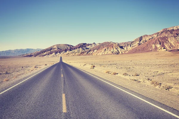 Vintage toned desert road, travel concept. — Stock Photo, Image