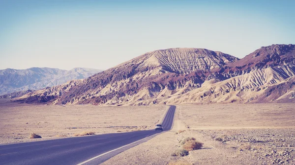 Velho filme estilizado estrada do deserto, conceito de viagem . — Fotografia de Stock