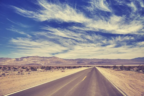 Vintage tonica strada del deserto, concetto di viaggio . — Foto Stock