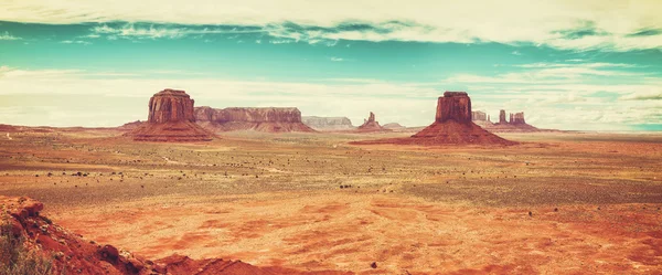 Starý film retro stylizované panoramatický obraz Monument Valley. — Stock fotografie