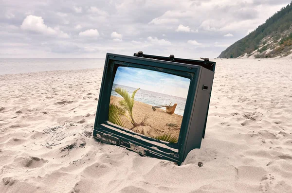 Antiguo Televisor Roto Una Playa Con Vista Tropical Pantalla Tonificación —  Fotos de Stock