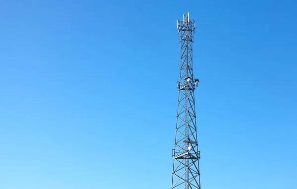 Telecommunicatietoren Van Cellulair Netwerk Tegen Blauwe Lucht — Stockfoto