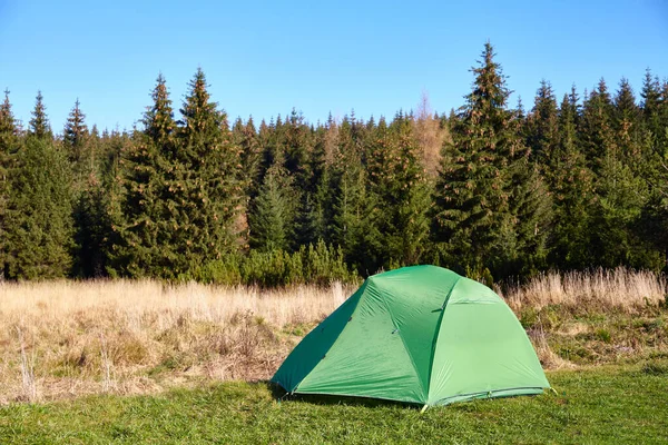 Groene Tent Een Weide Aan Rand Van Een Bergbos — Stockfoto