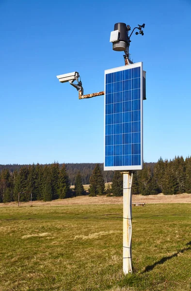 Napenergiával Működő Meteorológiai Állomás Térfigyelő Kamera Távoli Vidéki Környezetben — Stock Fotó