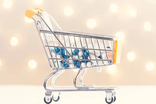 カプセル付きショッピングカート カラートーンの概念的な画像 選択的フォーカス — ストック写真