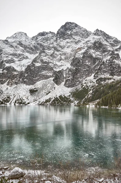 Замороженные Морские Озеро Око Снежный День Национальном Парке Татры Польша — стоковое фото