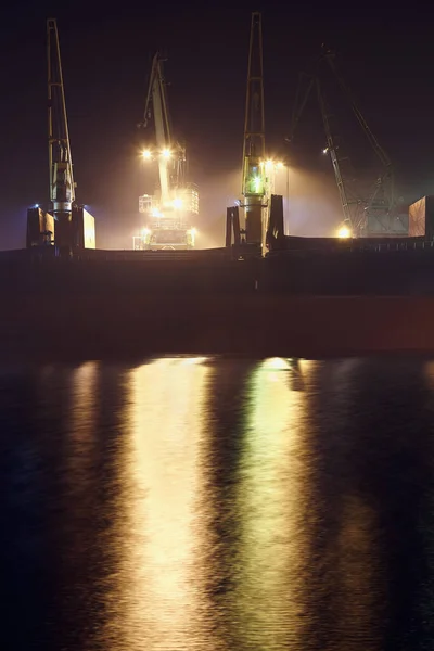 Bulk Carrier Unloading Foggy Night — Stock Photo, Image