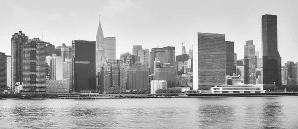 ニューヨーク市のスカイラインの黒と白の写真 アメリカ — ストック写真