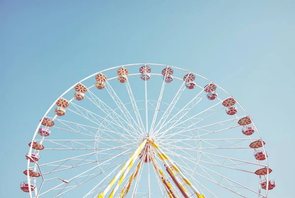 Image Une Grande Roue Contre Ciel Bleu Tonification Des Couleurs — Photo