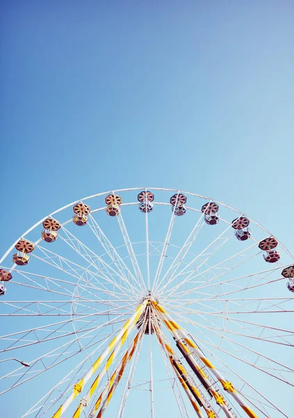 Imagem Uma Roda Gigante Contra Céu Azul Tonificação Cores Retro — Fotografia de Stock