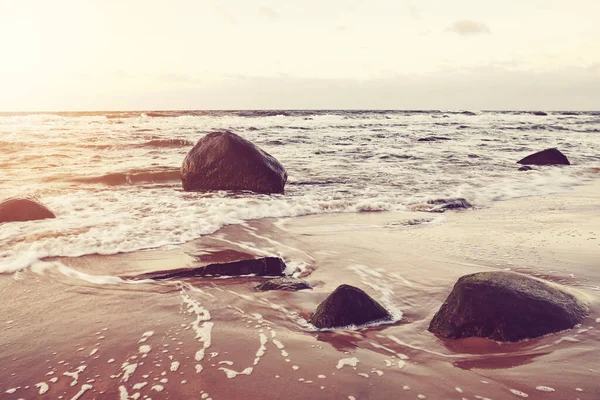 Farbiges Bild Von Felsen Strand Bei Goldenem Sonnenuntergang — Stockfoto