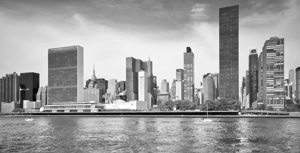 美国纽约市曼哈顿天际线的黑白照片 — 图库照片