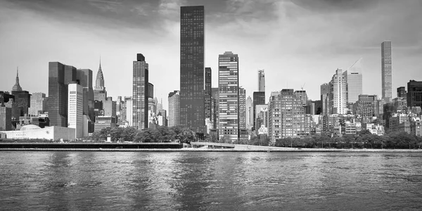 美国纽约市曼哈顿天际线的黑白照片 — 图库照片