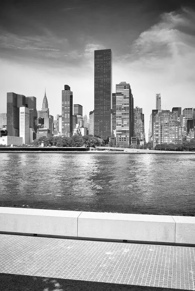 Schwarz Weiß Aufnahme Der Skyline Von Manhattan Von Roosevelt Island — Stockfoto