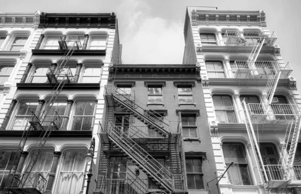 Černobílý Obrázek Starých Budov Železnými Požárními Schodišti New York City — Stock fotografie