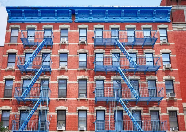 Edifício Tijolo Vermelho Velho Com Fugas Ferro Azul Nova York — Fotografia de Stock