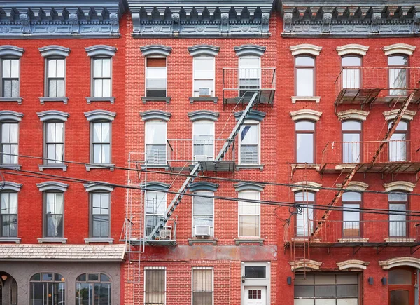 Edifícios Tijolos Vermelhos Antigos Com Fugas Ferro Azul Nova Iorque — Fotografia de Stock