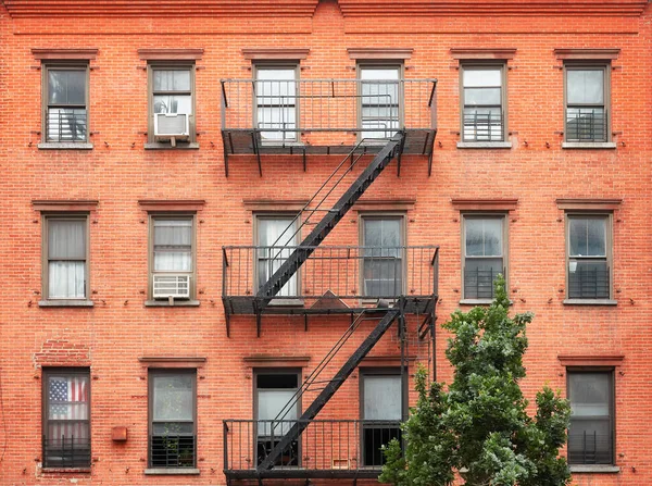 Edifício Tijolo Vermelho Velho Com Escada Incêndio Ferro Nova York — Fotografia de Stock