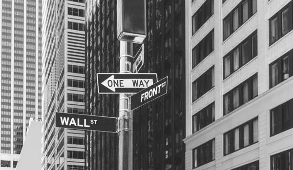 Wall Street Front Street Znaki Jednokierunkowe Centrum Selektywne Nowy Jork — Zdjęcie stockowe