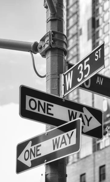 ウェイの道路標識の白黒写真 米国ニューヨーク市のWest Street — ストック写真