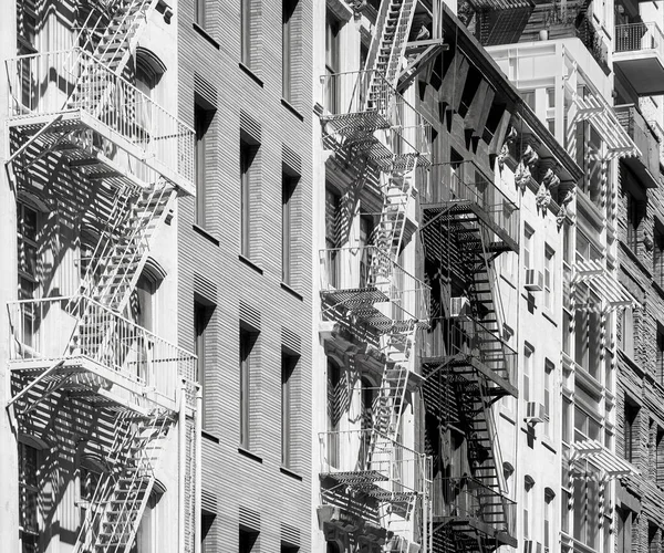 Imagem Preto Branco Edifícios Com Fugas Incêndio Nova Iorque Eua — Fotografia de Stock