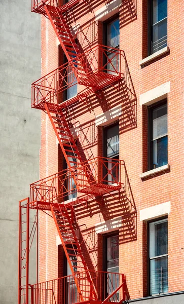 Edifício Residencial Antigo Com Escada Incêndio Vermelha Nova York Eua — Fotografia de Stock