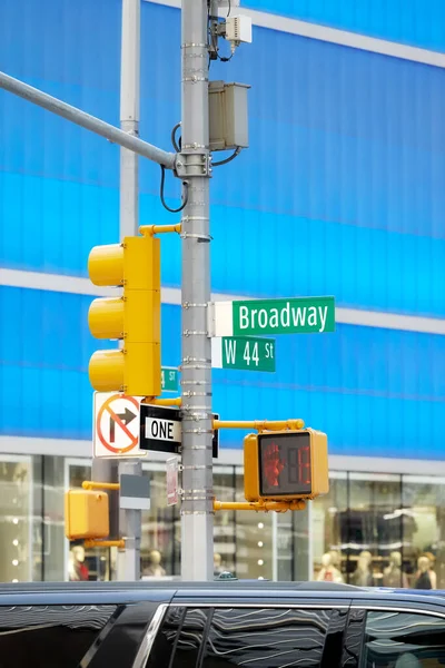 Señal Tráfico Broadway Semáforo Times Square Nueva York Enfoque Selectivo —  Fotos de Stock