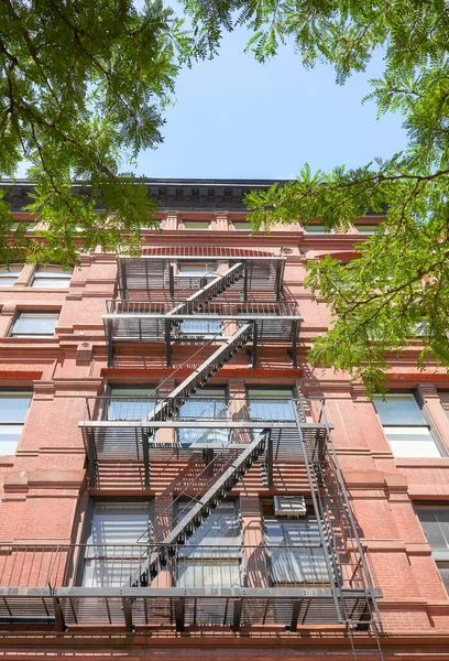 Mirando Viejo Edificio Ladrillo Rojo Con Escalera Incendios Nueva York — Foto de Stock