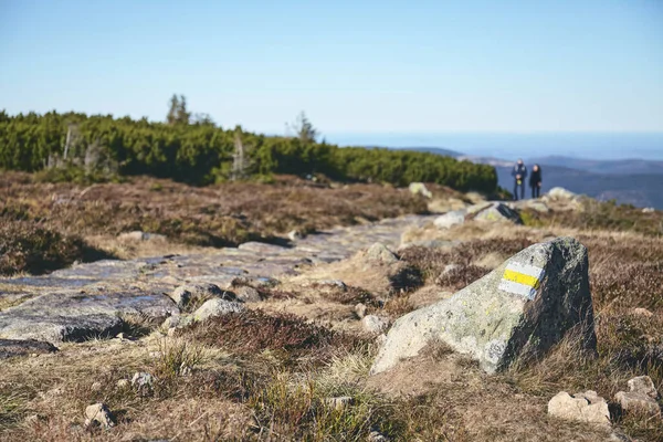 Wandelen Berg Trail Marker Geschilderd Een Rots Selectieve Focus Karkonosze — Stockfoto