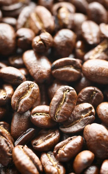 Nahaufnahme Von Dunklen Frisch Gerösteten Kaffeebohnen Selektiver Fokus — Stockfoto