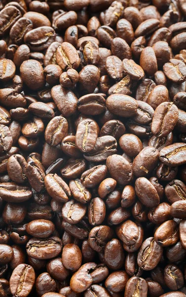 ダークフレッシュローストコーヒー豆の背景 選択的な焦点 — ストック写真