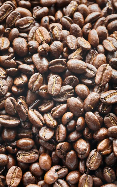 Scuro Appena Tostato Chicchi Caffè Sfondo Messa Fuoco Selettiva — Foto Stock