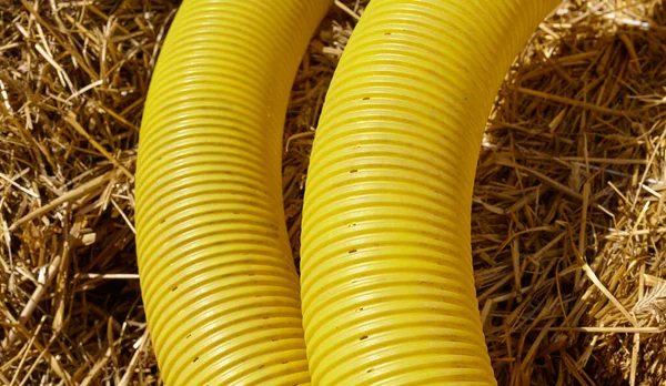 Imagem Perto Tubo Drenagem Terra Amarelo Perfurado Usado Para Remover — Fotografia de Stock