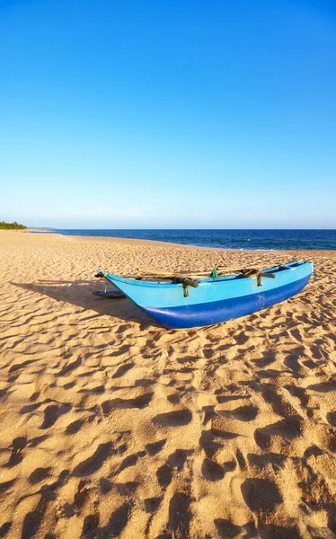 Pequeño Barco Pesquero Una Playa Vacía Atardecer Sri Lanka — Foto de Stock