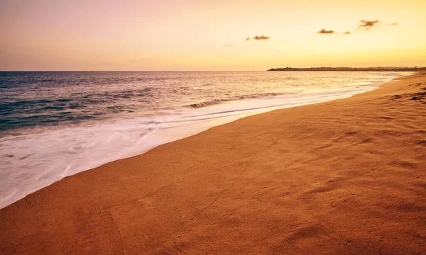 Spiaggia Tropicale Sabbia Con Moto Onde Sfocate Tramonto Colore Tonificante — Foto Stock