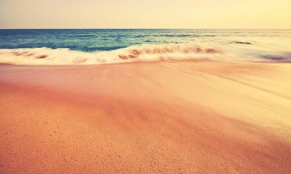 Playa Arenosa Tropical Con Olas Borrosas Atardecer Enfoque Primer Plano — Foto de Stock