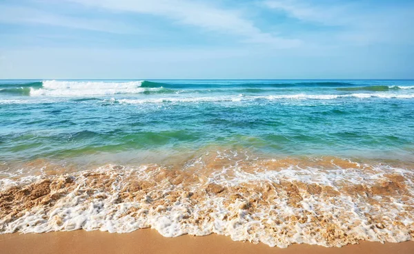 Морской Пейзаж Чистым Песчаным Пляжем Прекрасный Солнечный День — стоковое фото