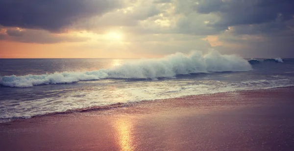 Wave Kraschar Vacker Sandstrand Vid Solnedgången Färg Toning Tillämpas — Stockfoto