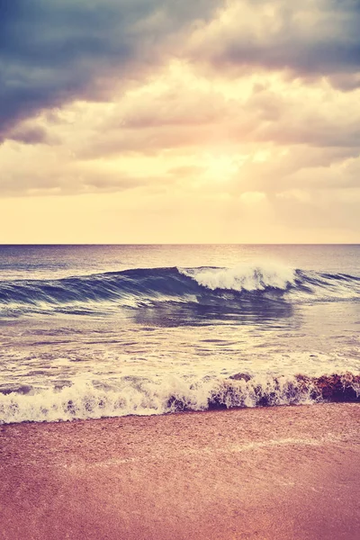 Tropischer Sandstrand Bei Sonnenuntergang Selektiver Fokus Auf Die Krachende Welle — Stockfoto