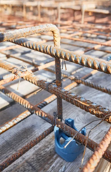 Imagem Close Estrutura Construção Reforço Barra Aço Com Nervuras Pronta — Fotografia de Stock