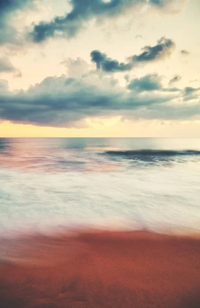 Niewyraźne Zdjęcie Tropikalnej Plaży Zachodzie Słońca Zastosowane Kolorowe Tonowanie — Zdjęcie stockowe