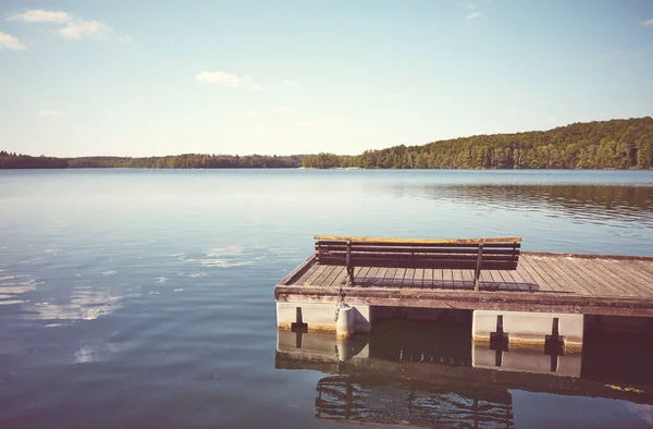 波兰Dlugie村Lipie湖 木制浮桥上的长椅 — 图库照片
