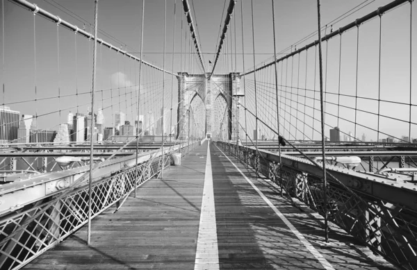 美国纽约市布鲁克林大桥的黑白照片 — 图库照片