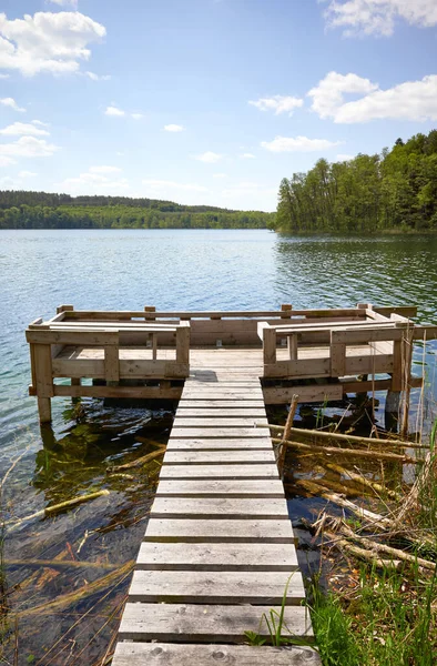 阳光灿烂的波兰Slowa湖上的木制渔捞平台 — 图库照片