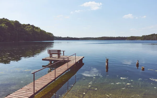 在阳光明媚的日子里 在丽皮湖上的木制钓鱼和娱乐平台 适用于波兰的色彩调色 — 图库照片
