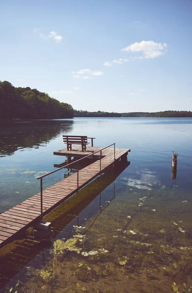 在阳光明媚的日子里 在丽皮湖上的木制钓鱼和娱乐平台 适用于波兰的色彩调色 — 图库照片