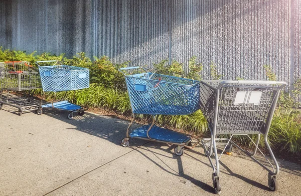 舗装されていない空のショッピングカート — ストック写真