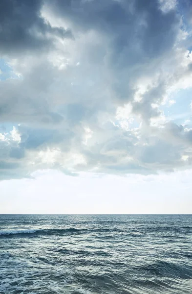 Błękitny Pejzaż Morski Horyzontem Nad Wodą — Zdjęcie stockowe