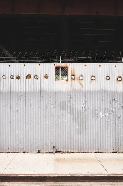 Oluklu Dikenli Telli Çelik Duvar Renk Tonlama Uygulanmış — Stok fotoğraf