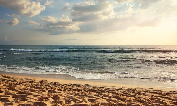 Tomma Tropiska Stranden Med Fotspår Sanden Vid Solnedgången — Stockfoto